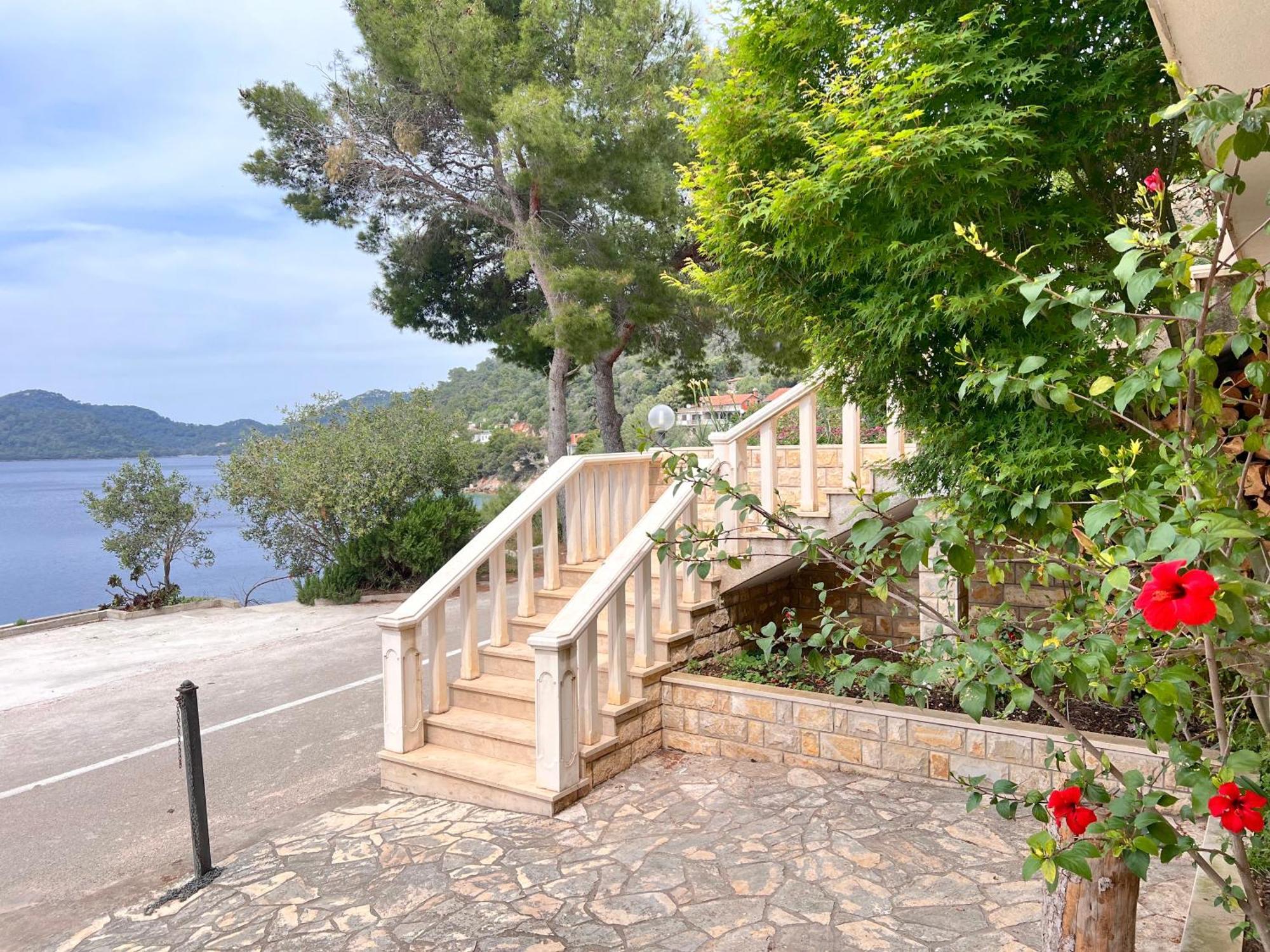 Terrace Studios With Panoramic Seaview Uble Exterior photo